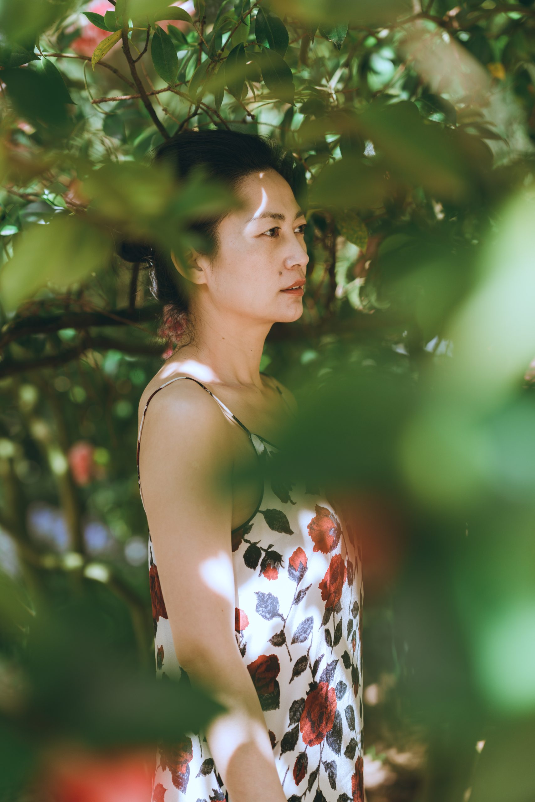 花树间的人像
