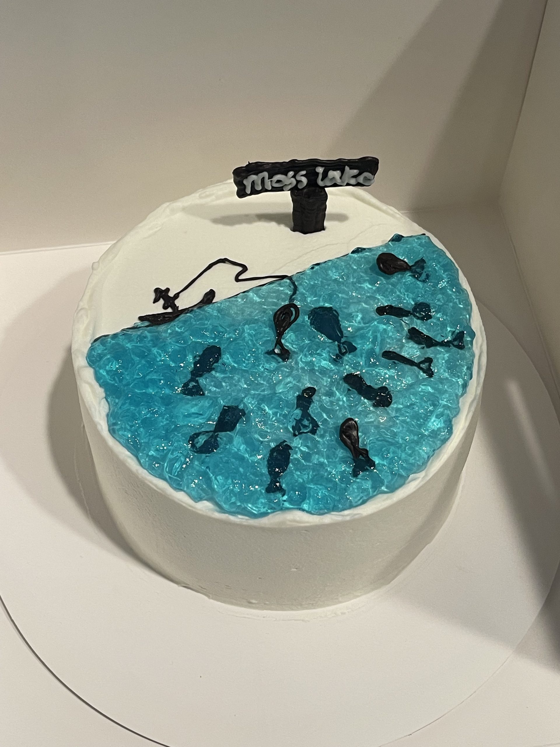 蓝色湖水与小鱼童趣蛋糕