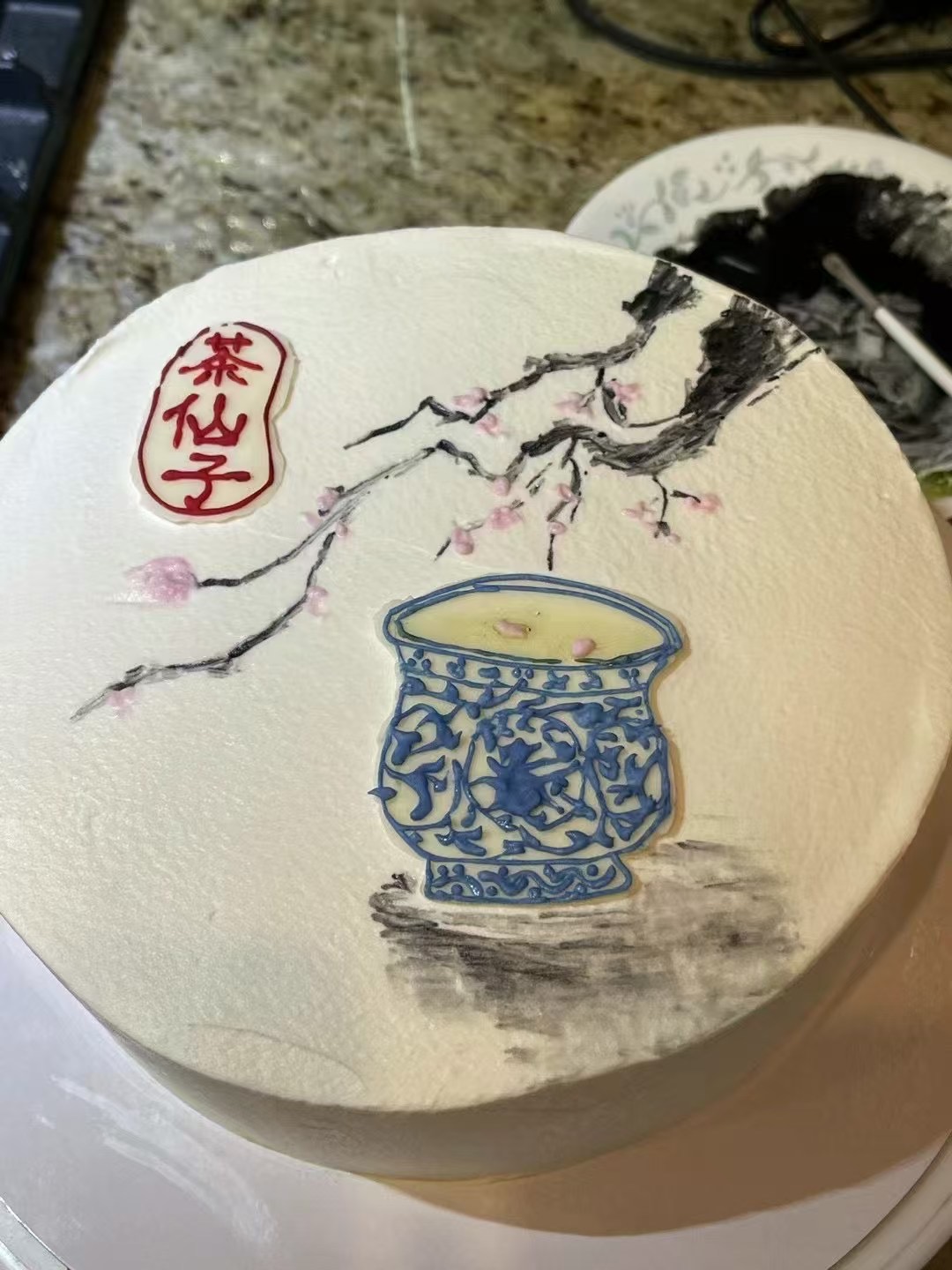 青花茶杯与梅花主题蛋糕