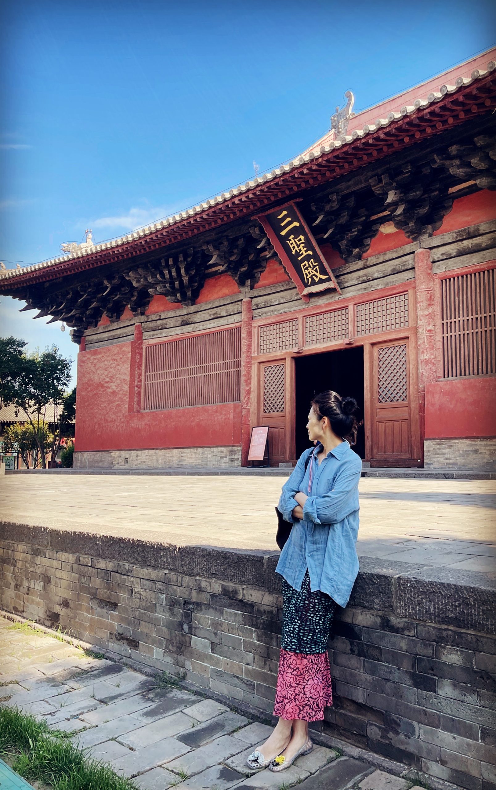 三圣殿前蓝衬衫花裙子的人物构图