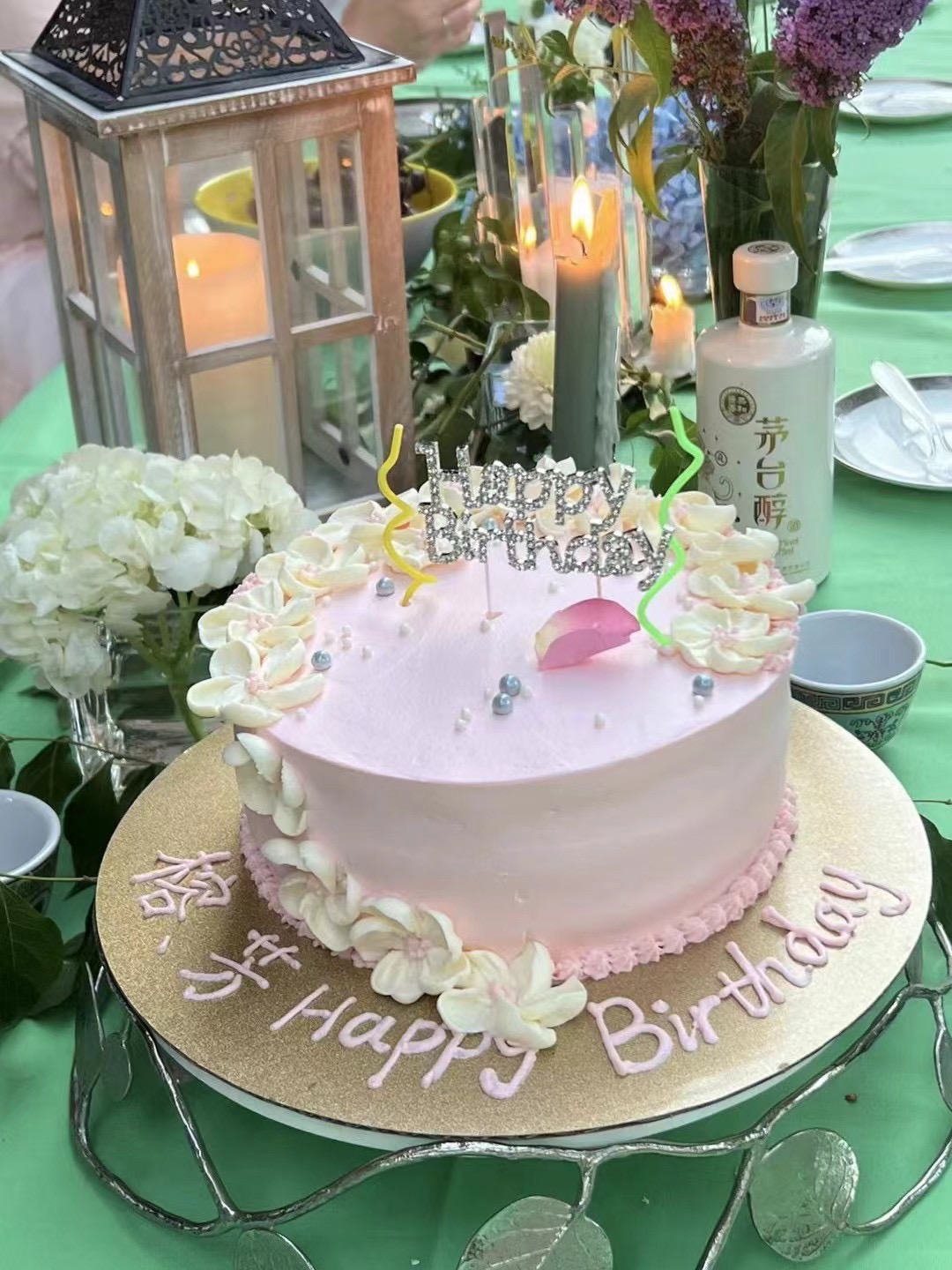 粉色花卉生日蛋糕