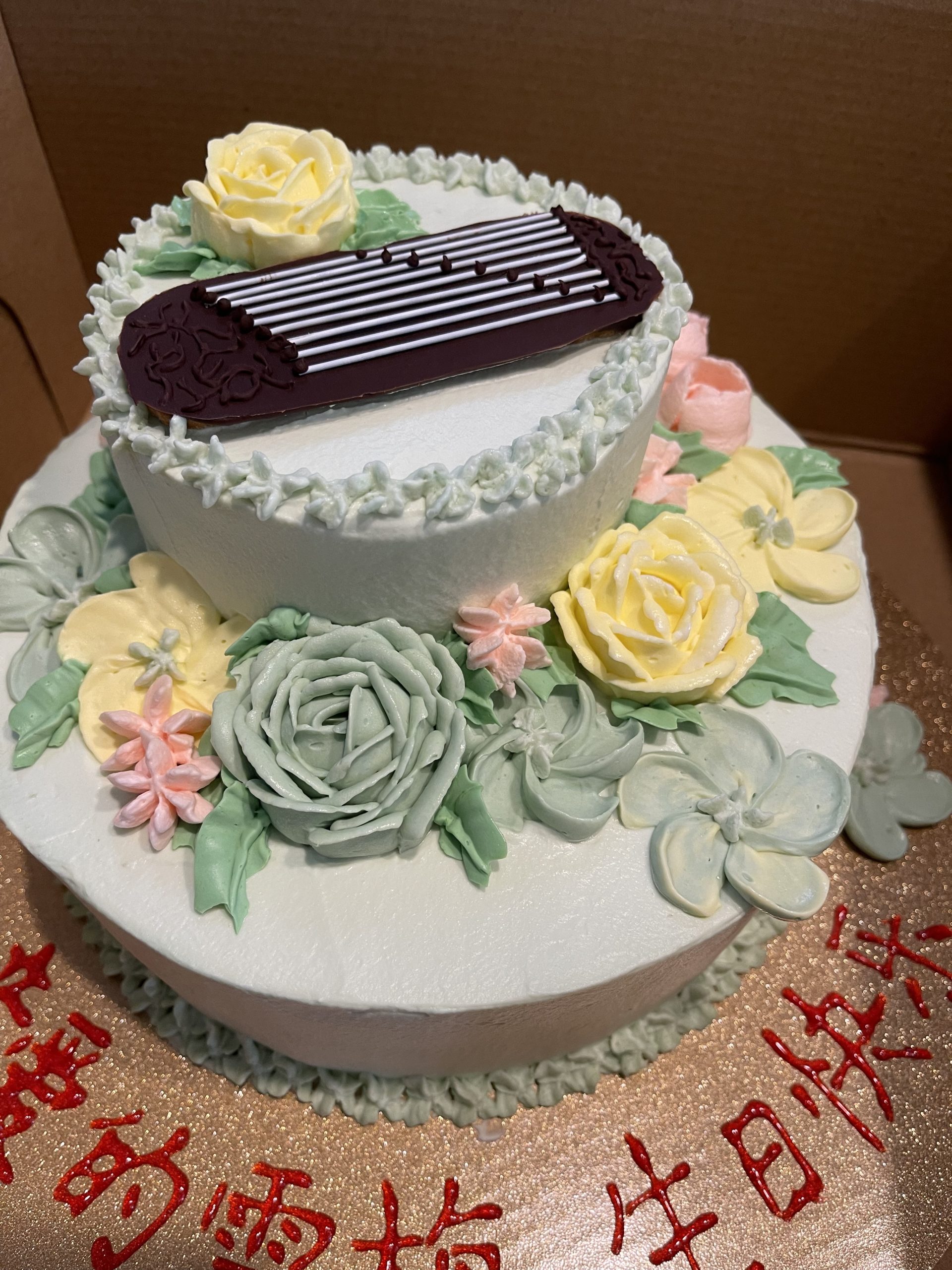 古琴与裱花生日蛋糕